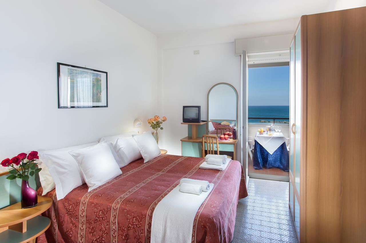 Hotel Miramare Гатео а Маре Екстериор снимка