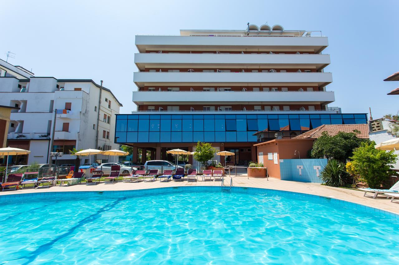 Hotel Miramare Гатео а Маре Екстериор снимка